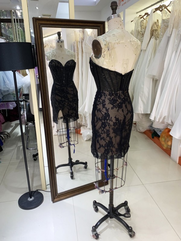 2025 New fashion design stunning short homecoming dress crystal embellished chain black cocktail dress strapless chic dress