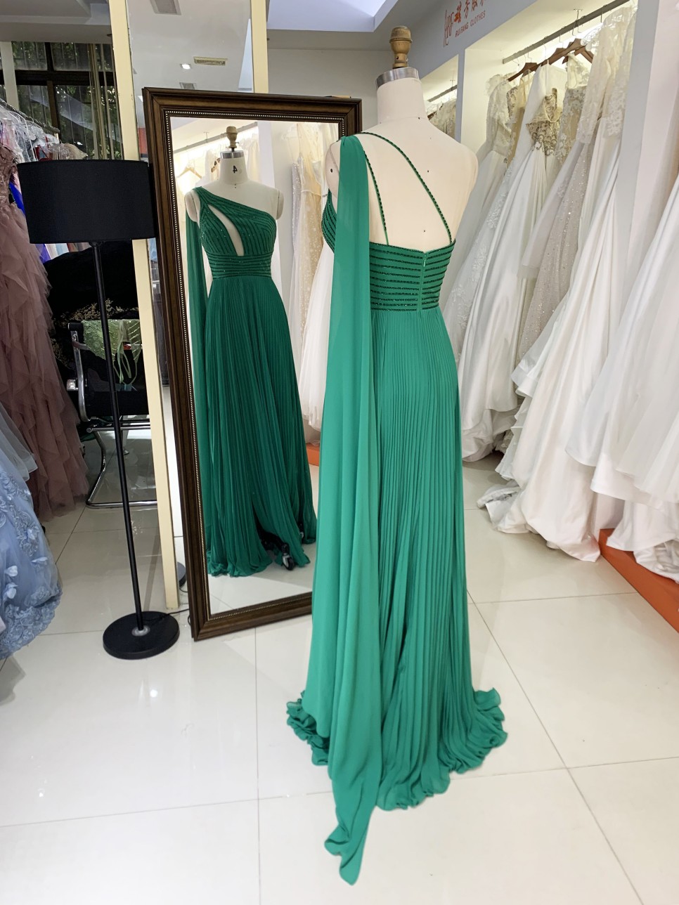2025 Latest custom one shoulder sophisticated crystal chain design green A-line skirt elegant evening party dresses for women