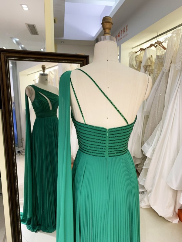 2025 Latest custom one shoulder sophisticated crystal chain design green A-line skirt elegant evening party dresses for women