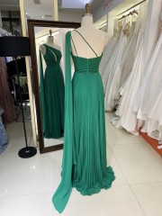 2025 Latest custom one shoulder sophisticated crystal chain design green A-line skirt elegant evening party dresses for women