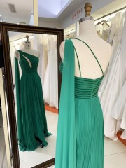 2025 Latest custom one shoulder sophisticated crystal chain design green A-line skirt elegant evening party dresses for women