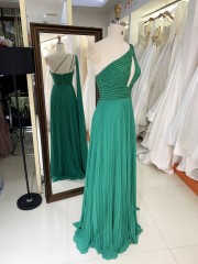 2025 Latest custom one shoulder sophisticated crystal chain design green A-line skirt elegant evening party dresses for women