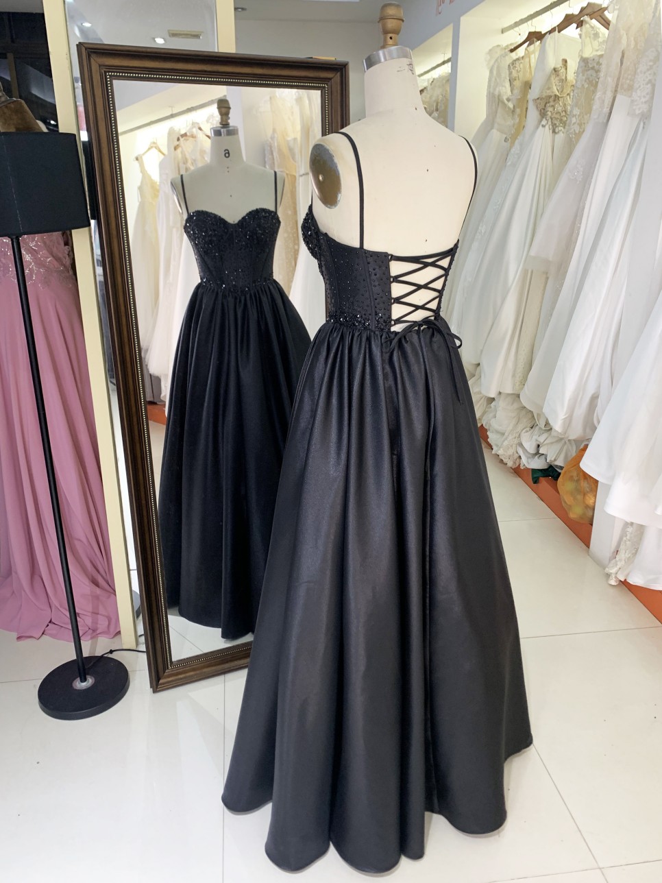 2025 High quality custom black rhinestone prom dress sexy sleeveless slim fit pleated a-line design prom dress