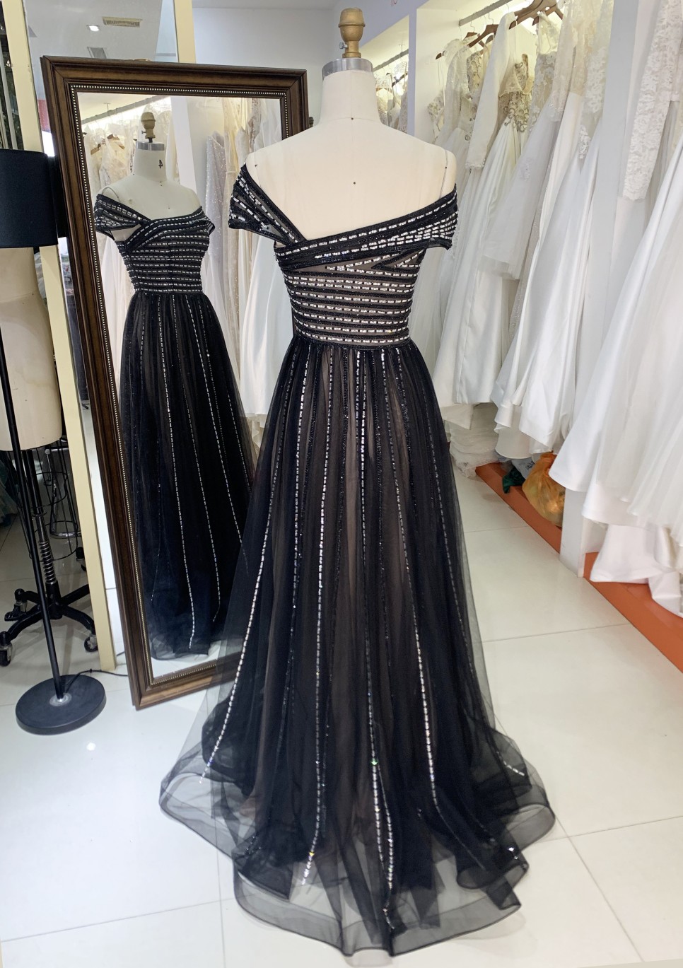 2025 Stunning embellished Black color upper body crystal chain sequin fabric party dress maxi sequin evening dress