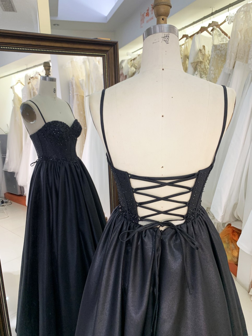 2025 High quality custom black rhinestone prom dress sexy sleeveless slim fit pleated a-line design prom dress