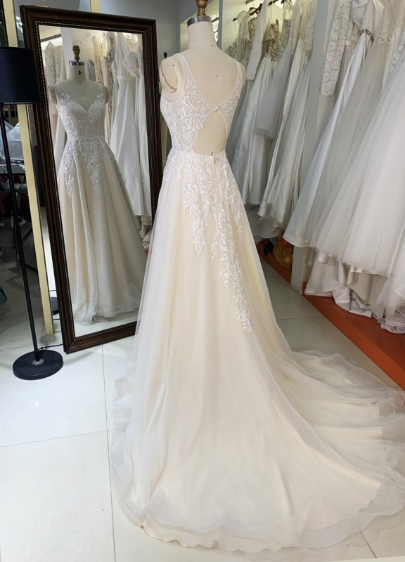 2025 wholesale ivory sleeveless lace embroidery v neck back bridal dresses for wedding
