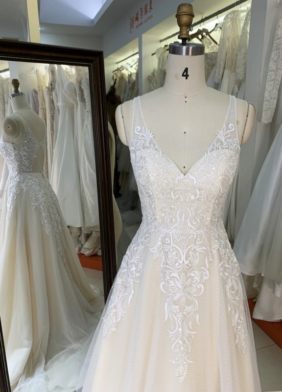 2025 wholesale ivory sleeveless lace embroidery v neck back bridal dresses for wedding