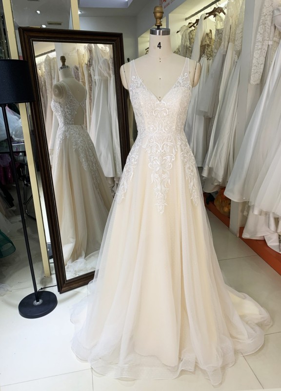 2025 wholesale ivory sleeveless lace embroidery v neck back bridal dresses for wedding