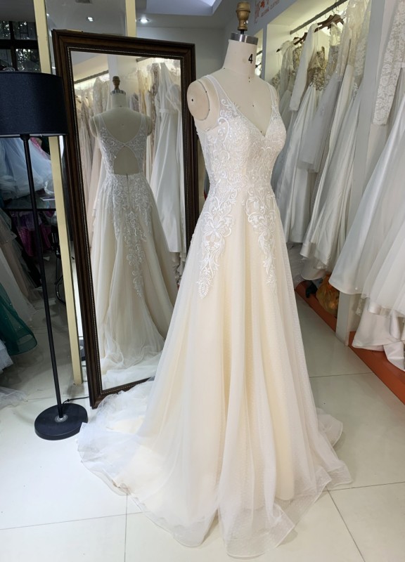 2025 wholesale ivory sleeveless lace embroidery v neck back bridal dresses for wedding