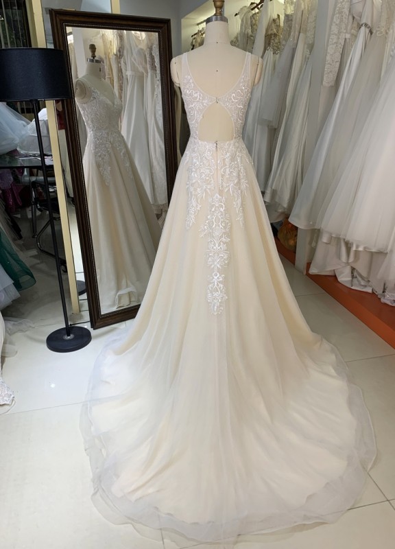 2025 wholesale ivory sleeveless lace embroidery v neck back bridal dresses for wedding