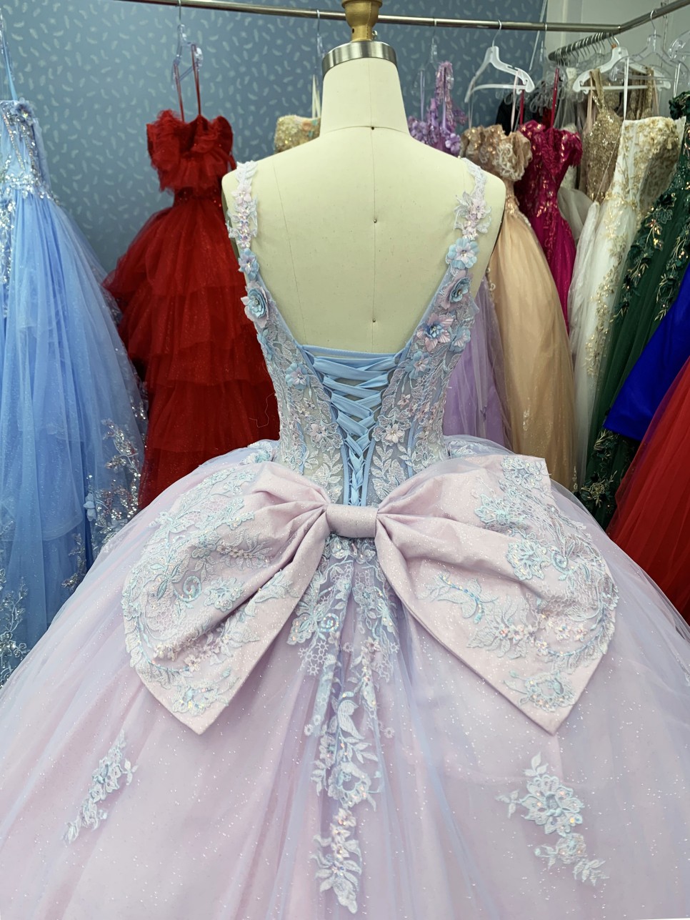 2025 New custom high quality pink and purple color V-neck 3D flowers embroidery lace evening ball gowns for quinceanera dress