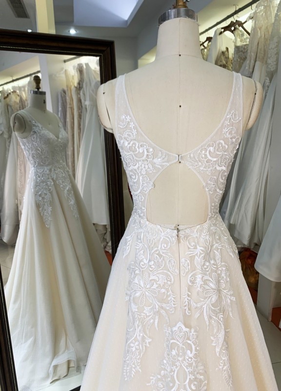2025 wholesale ivory sleeveless lace embroidery v neck back bridal dresses for wedding
