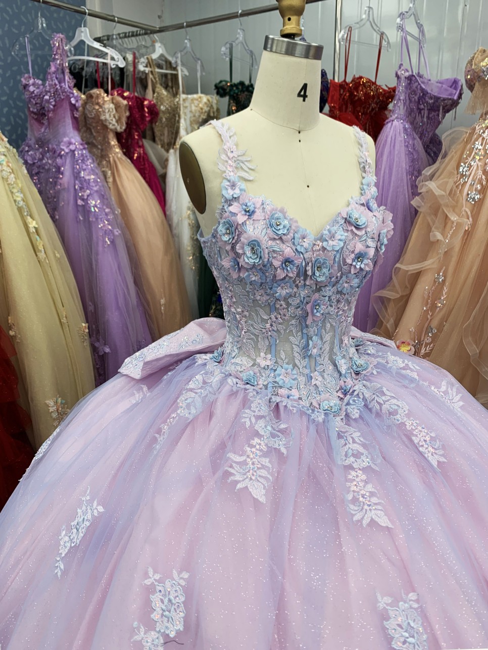 2025 New custom high quality pink and purple color V-neck 3D flowers embroidery lace evening ball gowns for quinceanera dress