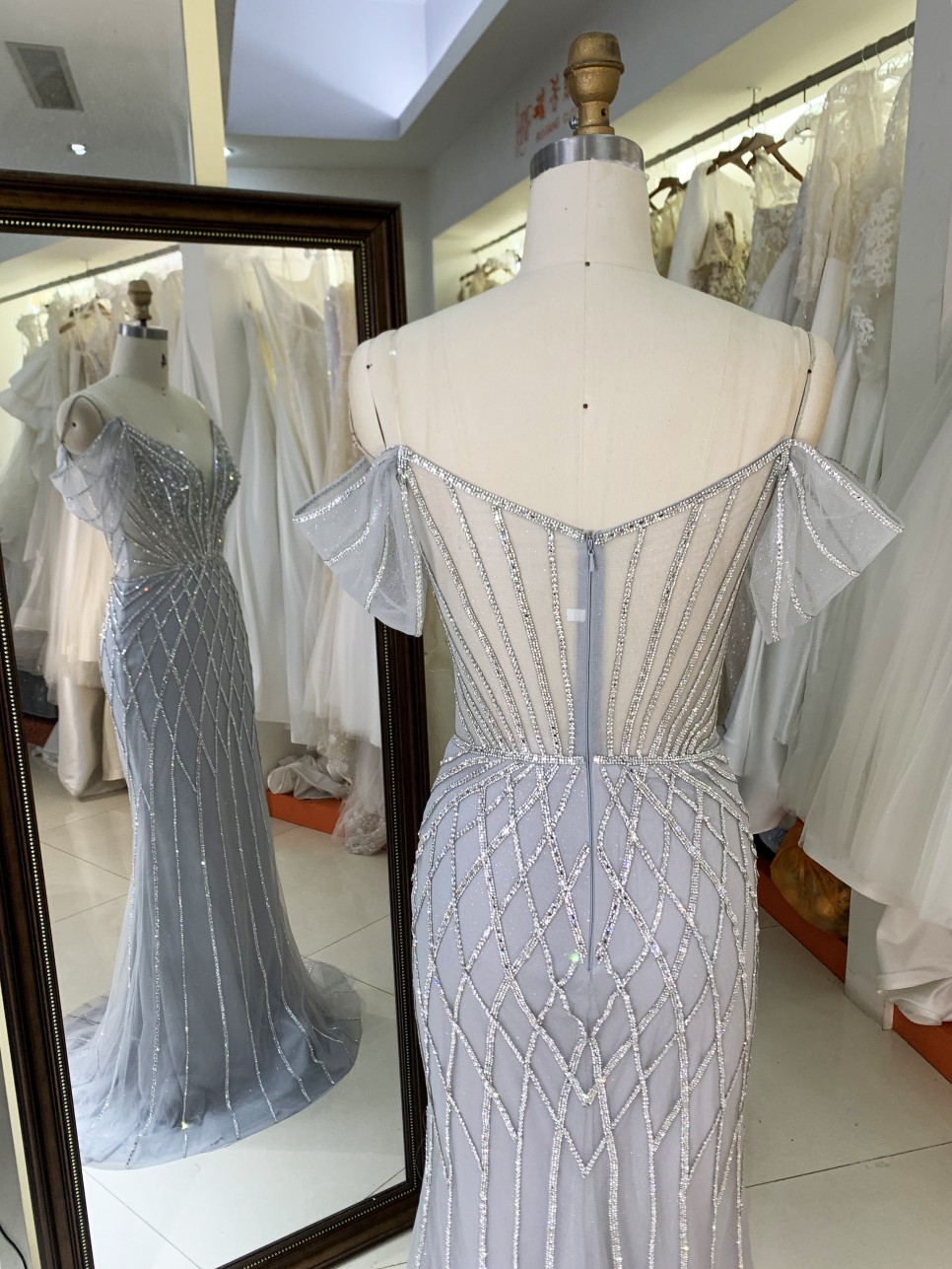 2025 Stunning Silver Embellished Bodice Beads Sexy Corset Crystal Chain Fabric Ball Gown Sequin Mermaid Evening Dress for Prom