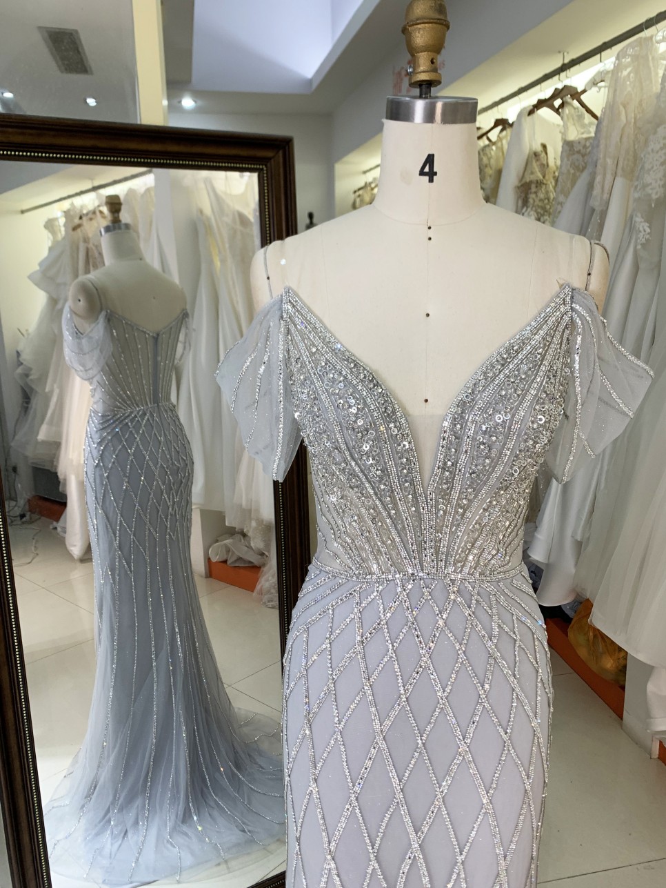 2025 Stunning Silver Embellished Bodice Beads Sexy Corset Crystal Chain Fabric Ball Gown Sequin Mermaid Evening Dress for Prom