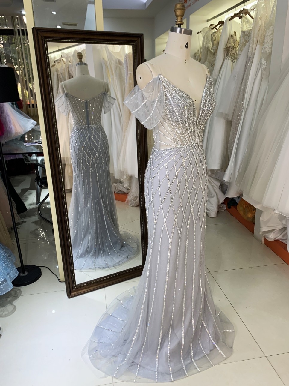 2025 Stunning Silver Embellished Bodice Beads Sexy Corset Crystal Chain Fabric Ball Gown Sequin Mermaid Evening Dress for Prom