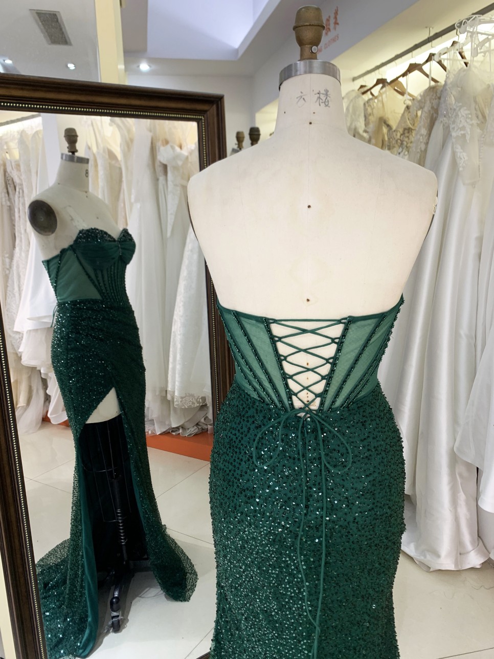 2025 Fashion Mermaid Emerald Green Prom Dresses V Neck Crystal Beads with Stones Boning Design High Slit Long Evening Dress