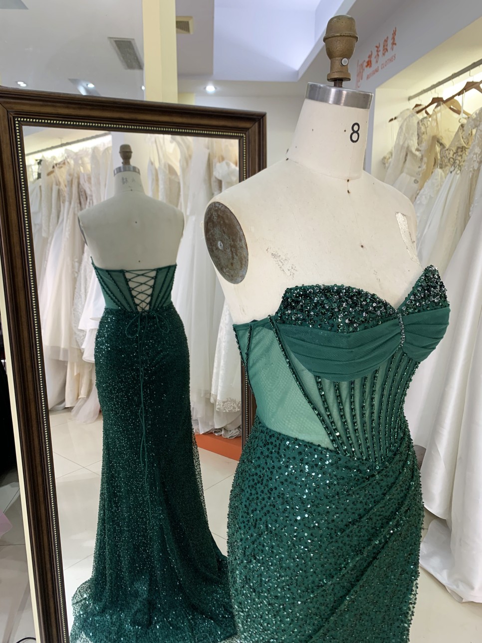 2025 Fashion Mermaid Emerald Green Prom Dresses V Neck Crystal Beads with Stones Boning Design High Slit Long Evening Dress