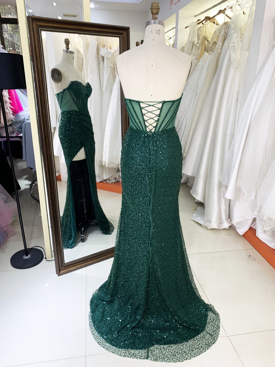 2025 Fashion Mermaid Emerald Green Prom Dresses V Neck Crystal Beads with Stones Boning Design High Slit Long Evening Dress