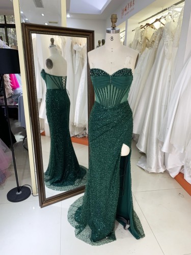 2025 Fashion Mermaid Emerald Green Prom Dresses V Neck Crystal Beads with Stones Boning Design High Slit Long Evening Dress
