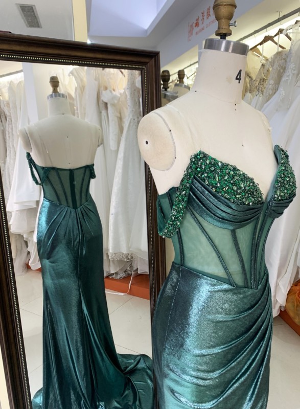 2025 Elegant Emerald Shoulder Deep V-neck Princess Mermaid Prom Dress Wholesale Hand Beads Bust Style Ball Gown