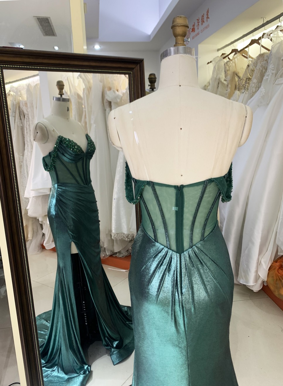 2025 Elegant Emerald Shoulder Deep V-neck Princess Mermaid Prom Dress Wholesale Hand Beads Bust Style Ball Gown