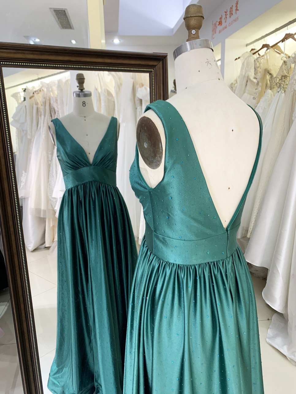 2025 New Emerald Green A-Line V-Neck Long Prom Dress Elegant Evening Gown High Slit Embroidery for Formal Graduation for Mother