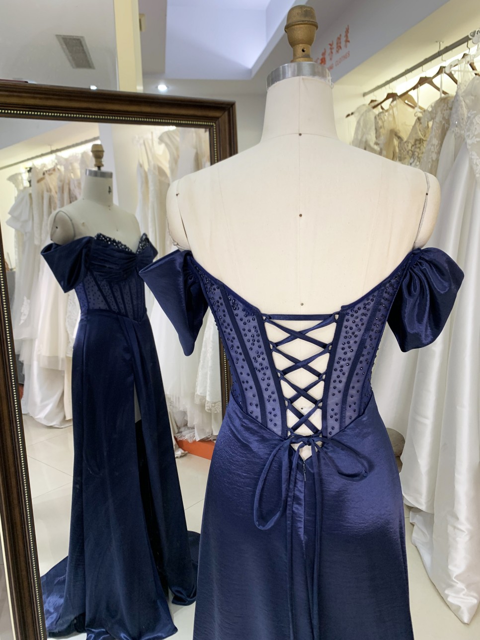 2025 Elegant Navy Blue V-Neck Satin Prom Dress with Crystal-Embellished Beaded Waist High Slit and Sequined Evening Dress