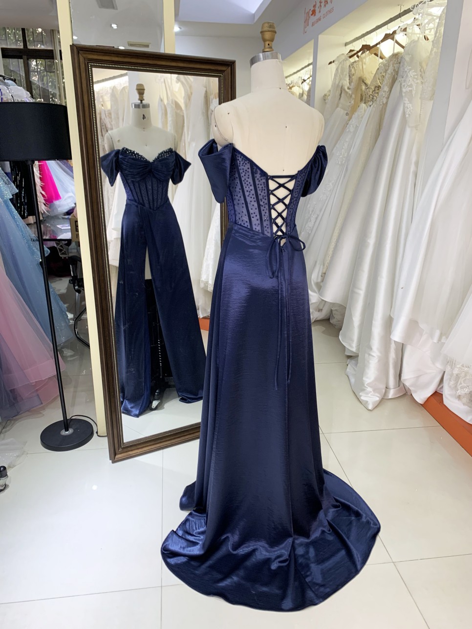 2025 Elegant Navy Blue V-Neck Satin Prom Dress with Crystal-Embellished Beaded Waist High Slit and Sequined Evening Dress