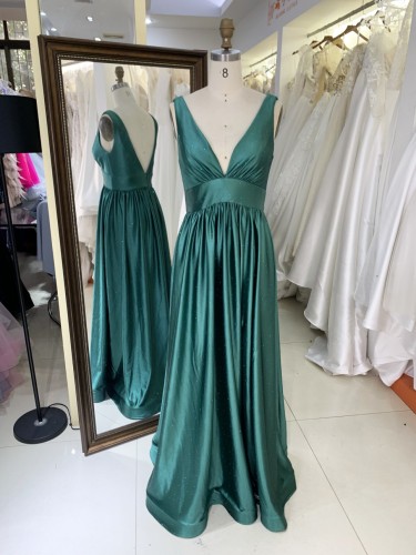 2025 New Emerald Green A-Line V-Neck Long Prom Dress Elegant Evening Gown High Slit Embroidery for Formal Graduation for Mother