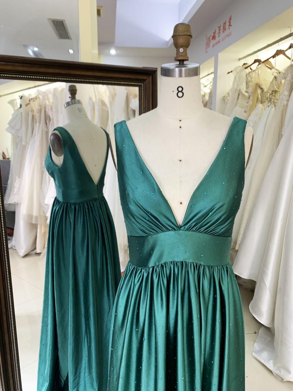 2025 New Emerald Green A-Line V-Neck Long Prom Dress Elegant Evening Gown High Slit Embroidery for Formal Graduation for Mother