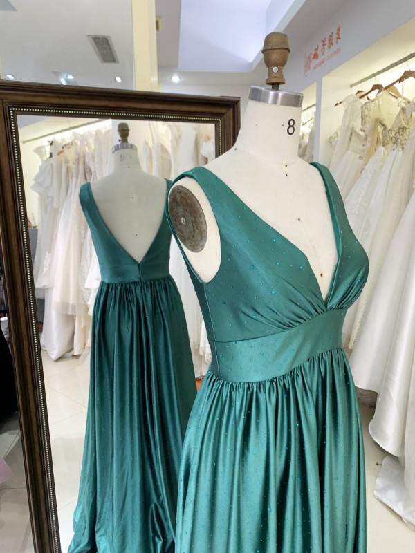 2025 New Emerald Green A-Line V-Neck Long Prom Dress Elegant Evening Gown High Slit Embroidery for Formal Graduation for Mother