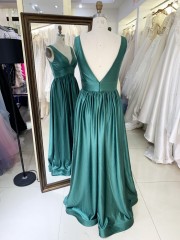 2025 New Emerald Green A-Line V-Neck Long Prom Dress Elegant Evening Gown High Slit Embroidery for Formal Graduation for Mother