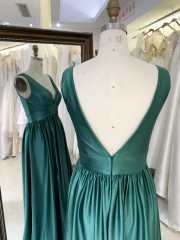 2025 New Emerald Green A-Line V-Neck Long Prom Dress Elegant Evening Gown High Slit Embroidery for Formal Graduation for Mother