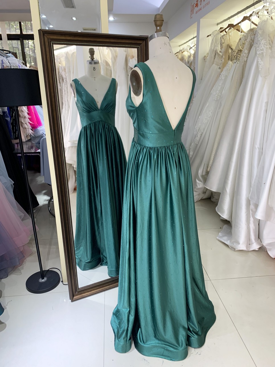 2025 New Emerald Green A-Line V-Neck Long Prom Dress Elegant Evening Gown High Slit Embroidery for Formal Graduation for Mother