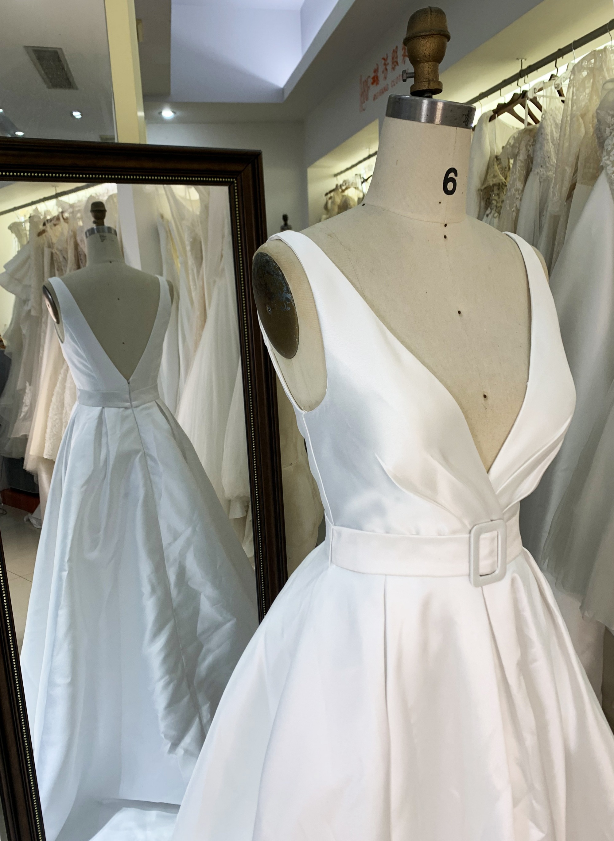 2025 Classic Long Satin V-Neck Wedding Dresses With Pockets Mermaid Ivory Pleats Sweep Train Bridal Lace up Back Wedding Dress