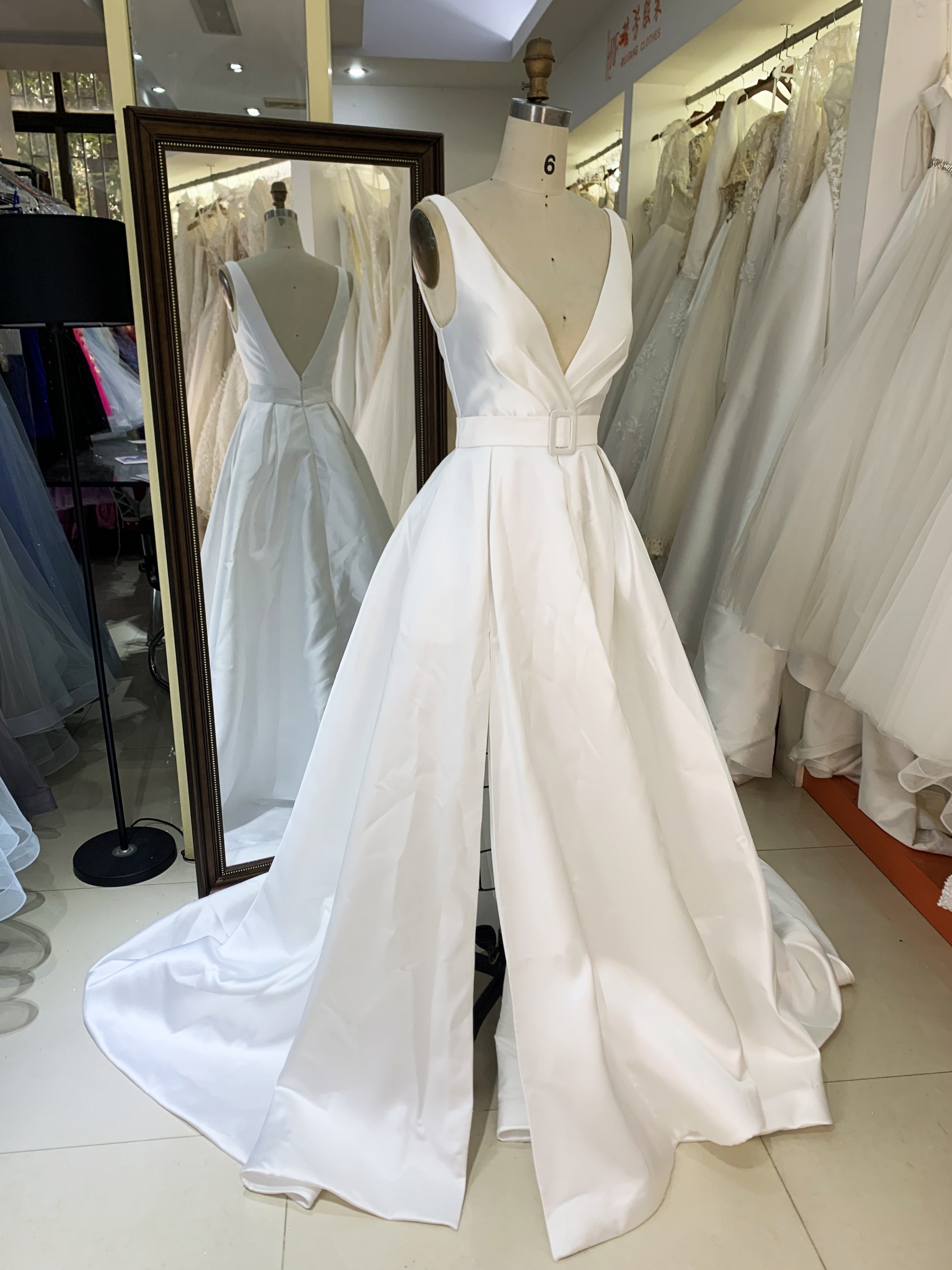 2025 Classic Long Satin V-Neck Wedding Dresses With Pockets Mermaid Ivory Pleats Sweep Train Bridal Lace up Back Wedding Dress