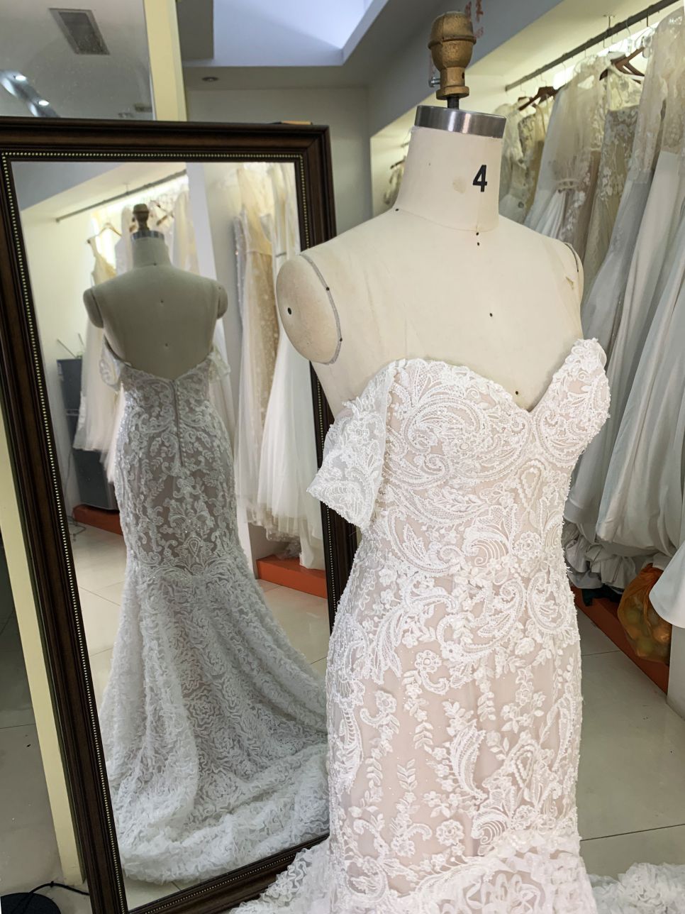 2025 New Luxury French Embroidery Applique V-neck Bridal Wedding Dress Party Lace Custom Lace Elegant Mermaid Wedding Dress