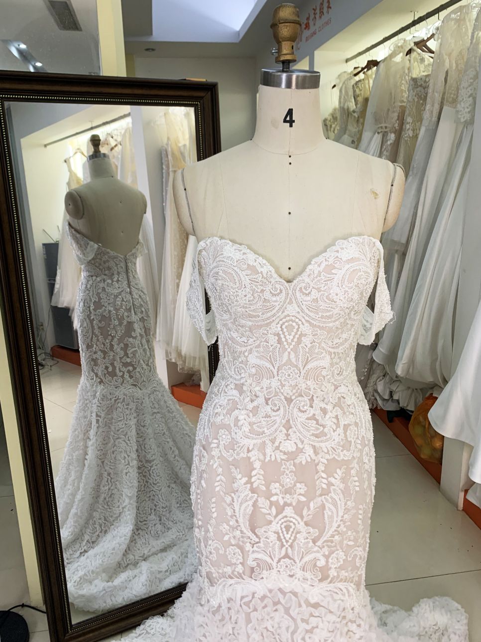 2025 New Luxury French Embroidery Applique V-neck Bridal Wedding Dress Party Lace Custom Lace Elegant Mermaid Wedding Dress