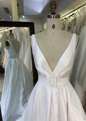 2025 Classic Long Satin V-Neck Wedding Dresses With Pockets Mermaid Ivory Pleats Sweep Train Bridal Lace up Back Wedding Dress