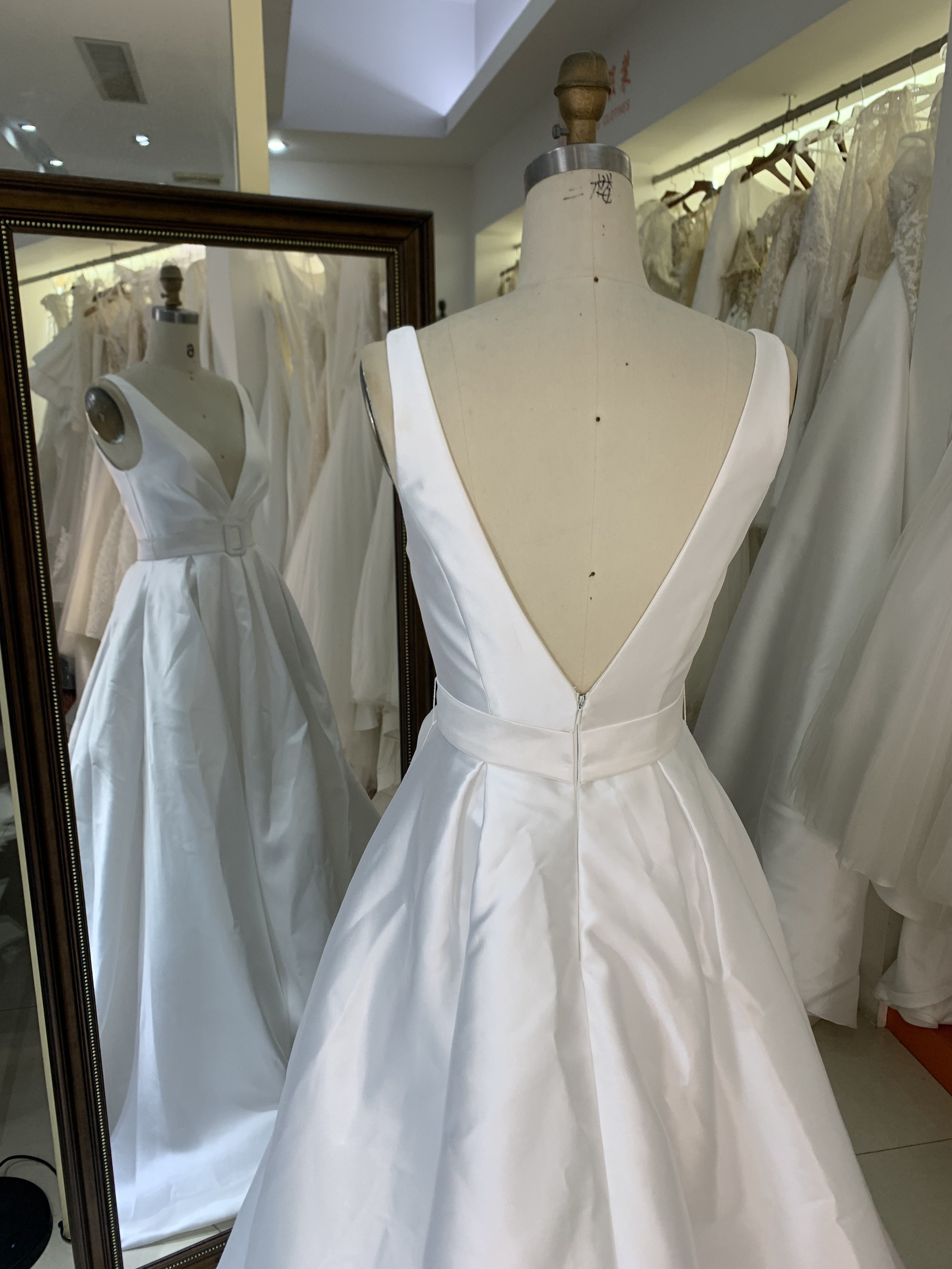 2025 Classic Long Satin V-Neck Wedding Dresses With Pockets Mermaid Ivory Pleats Sweep Train Bridal Lace up Back Wedding Dress