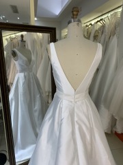 2025 Classic Long Satin V-Neck Wedding Dresses With Pockets Mermaid Ivory Pleats Sweep Train Bridal Lace up Back Wedding Dress