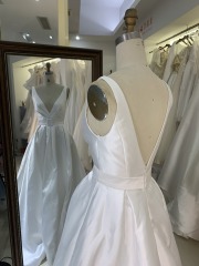 2025 Classic Long Satin V-Neck Wedding Dresses With Pockets Mermaid Ivory Pleats Sweep Train Bridal Lace up Back Wedding Dress