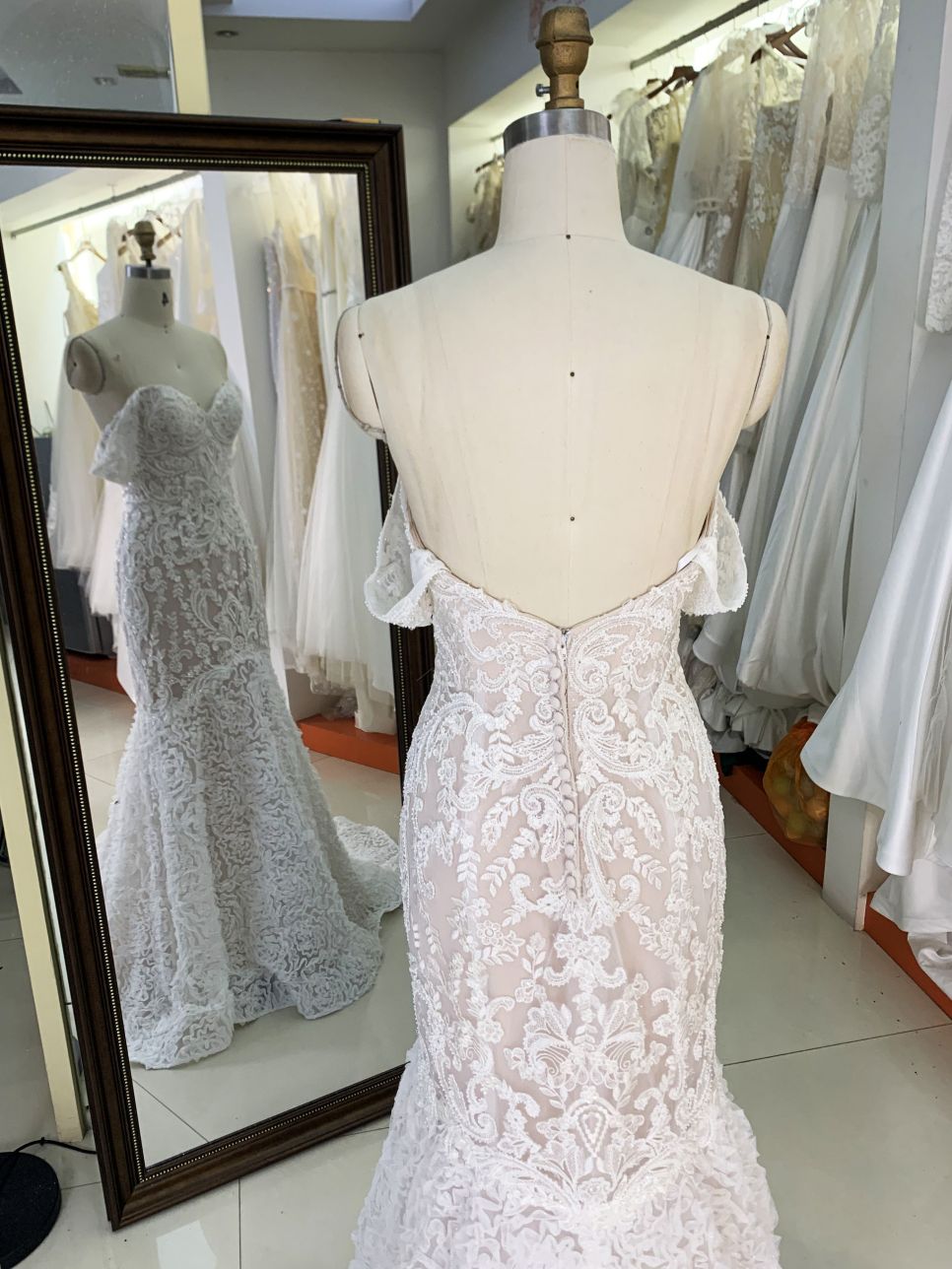 2025 New Luxury French Embroidery Applique V-neck Bridal Wedding Dress Party Lace Custom Lace Elegant Mermaid Wedding Dress