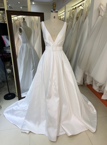 2025 Classic Long Satin V-Neck Wedding Dresses With Pockets Mermaid Ivory Pleats Sweep Train Bridal Lace up Back Wedding Dress