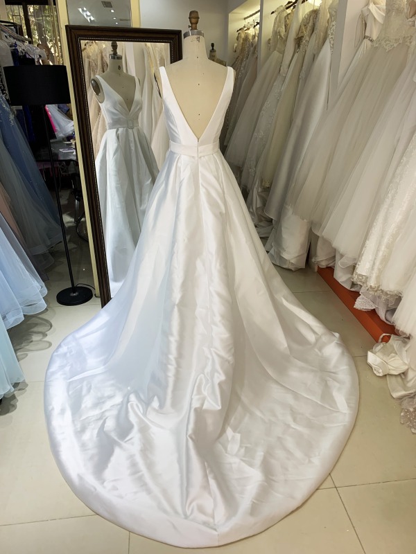 2025 Classic Long Satin V-Neck Wedding Dresses With Pockets Mermaid Ivory Pleats Sweep Train Bridal Lace up Back Wedding Dress