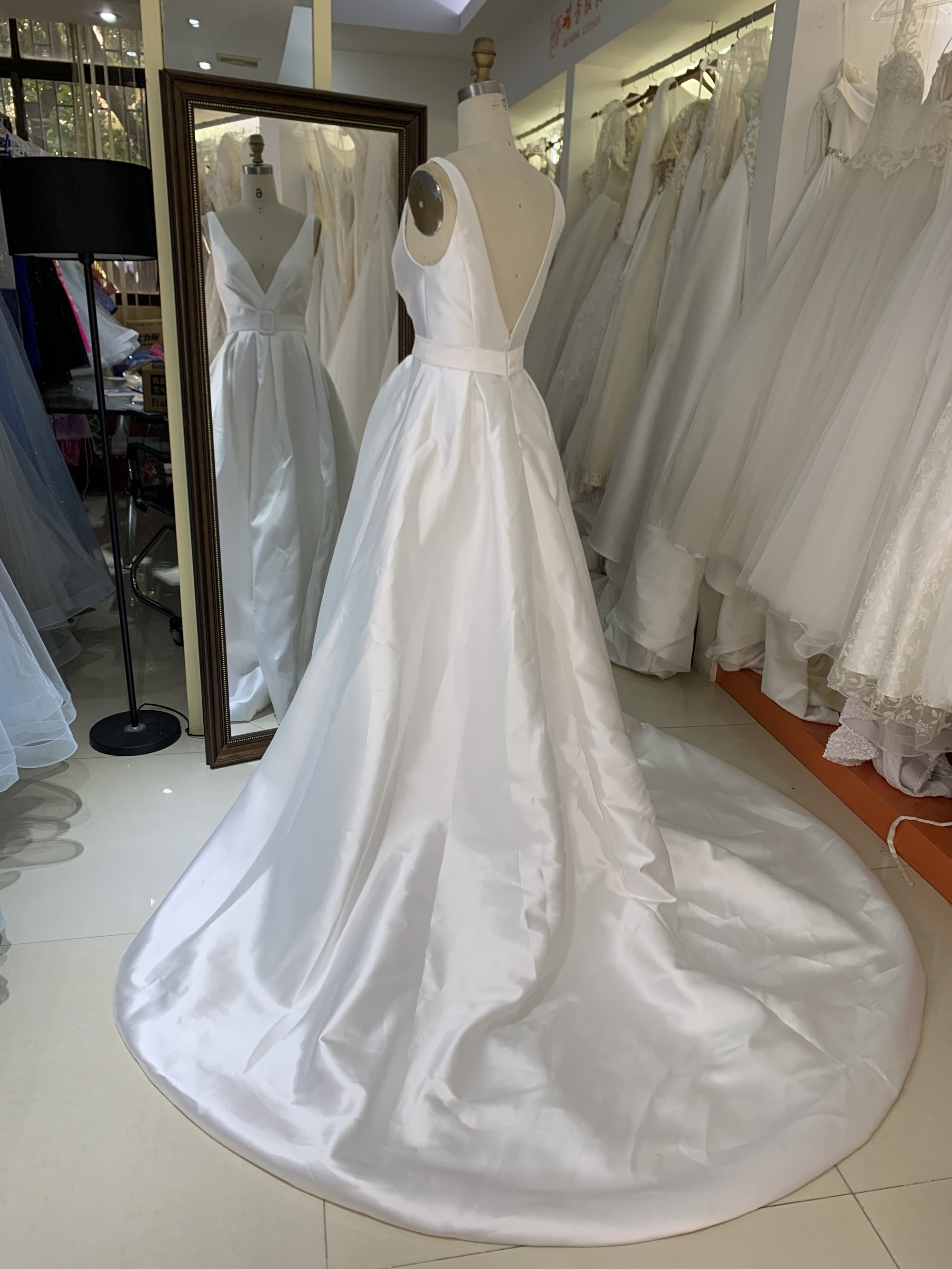 2025 Classic Long Satin V-Neck Wedding Dresses With Pockets Mermaid Ivory Pleats Sweep Train Bridal Lace up Back Wedding Dress