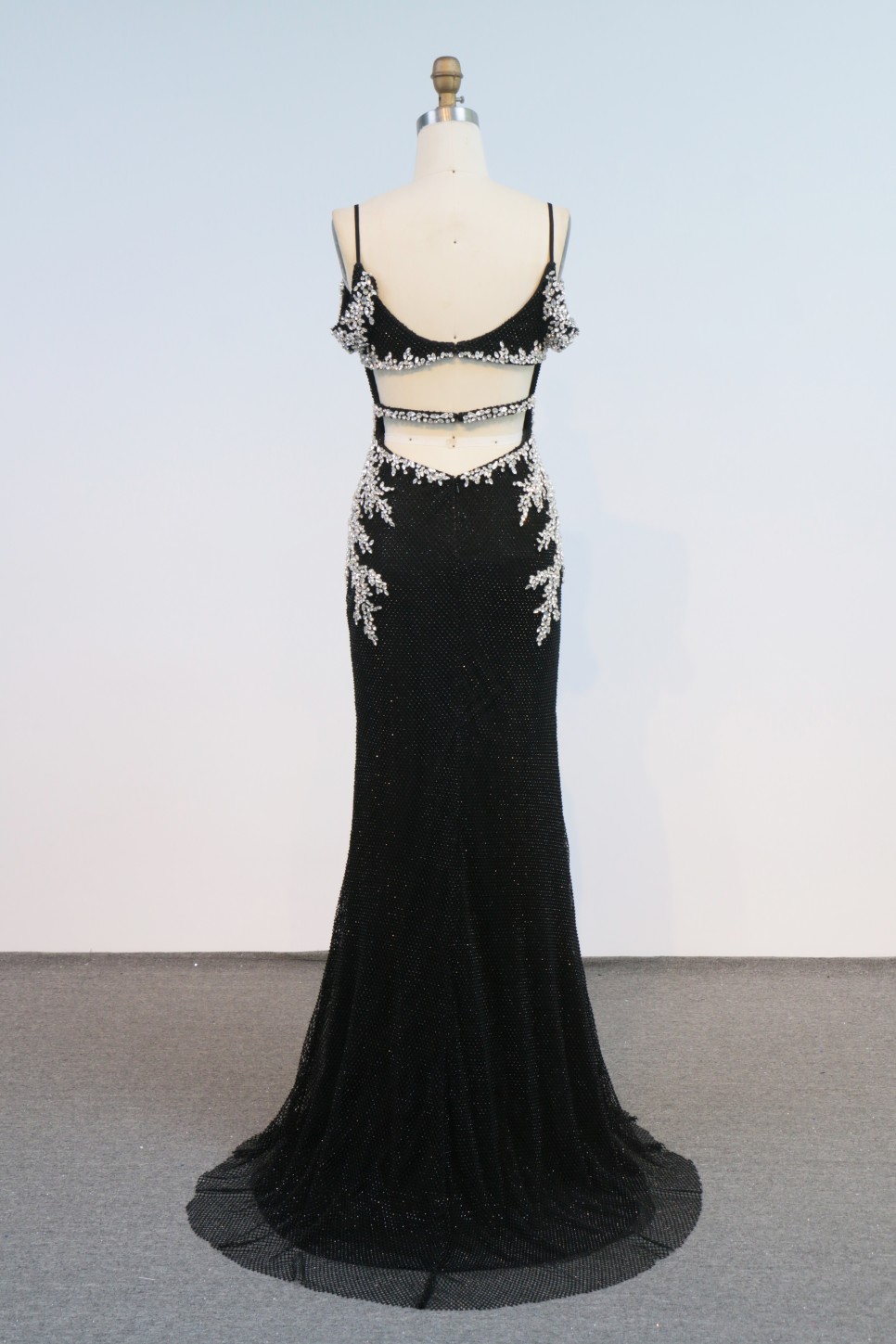 Chic Deep V-Neck Long Mermaid Evening Gown with Backless Embellishment Contrast Color Applique Party Style Natural