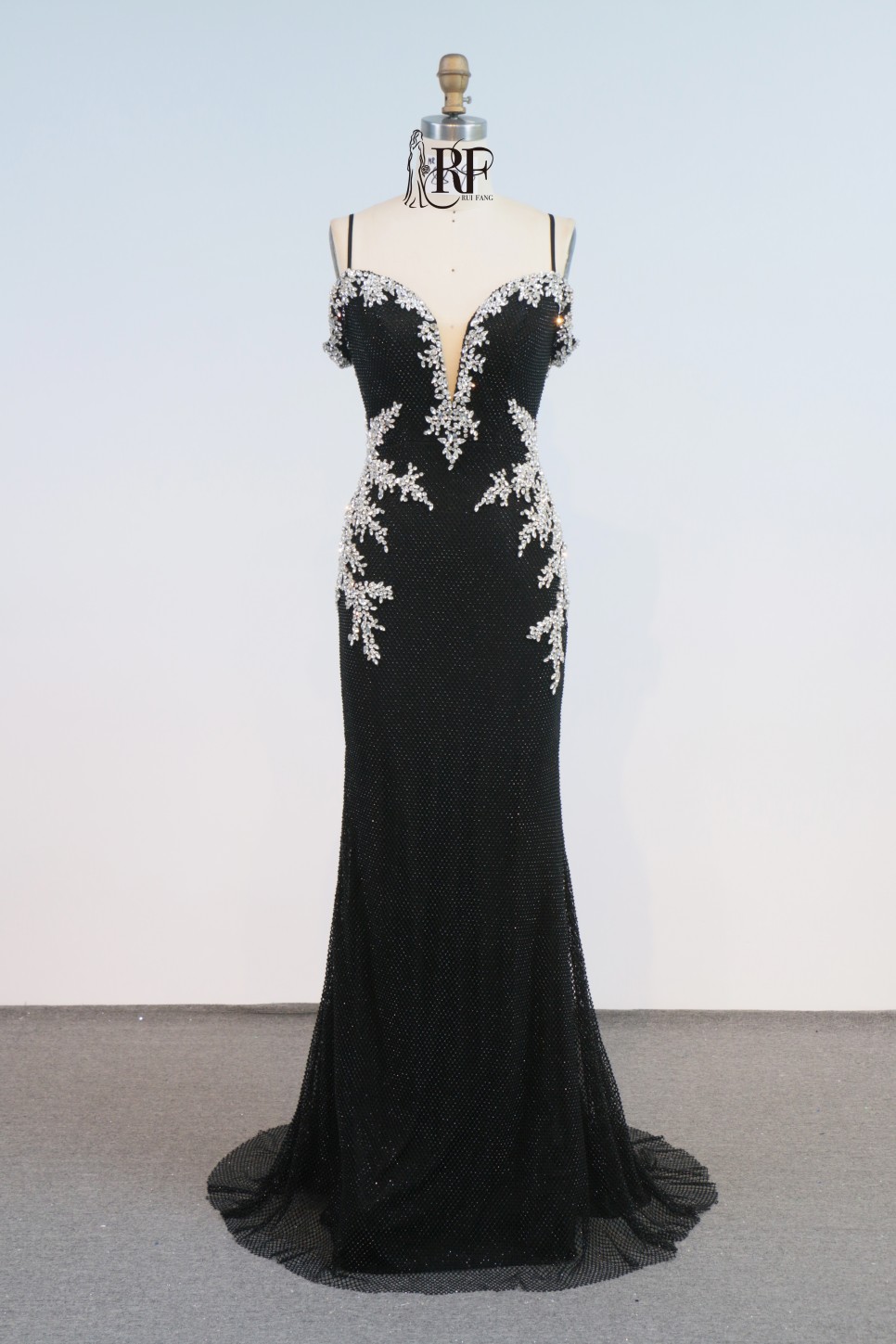 Chic Deep V-Neck Long Mermaid Evening Gown with Backless Embellishment Contrast Color Applique Party Style Natural