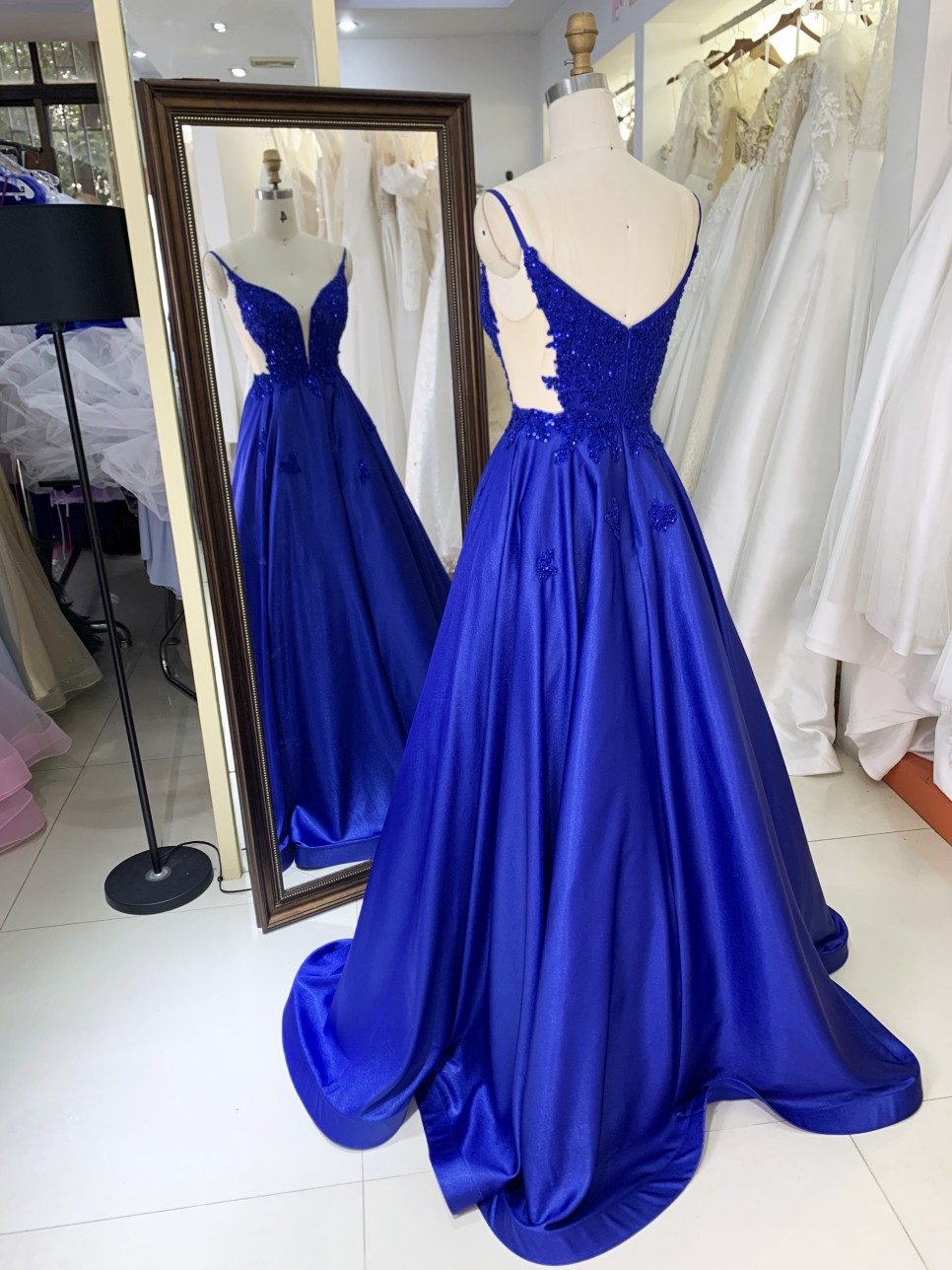 Factory Wholesale Royal Sleeveless Shiny Satin Embroidery See Through a Line Prom Dresses